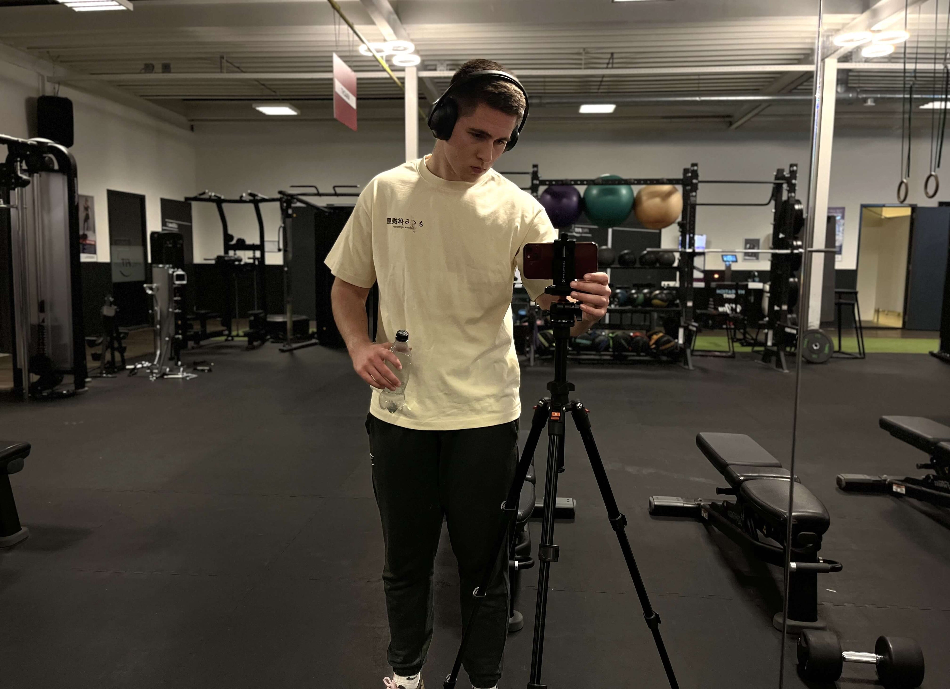 Foto Oversized Sakura T-Shirt gedragen door model in sportschool