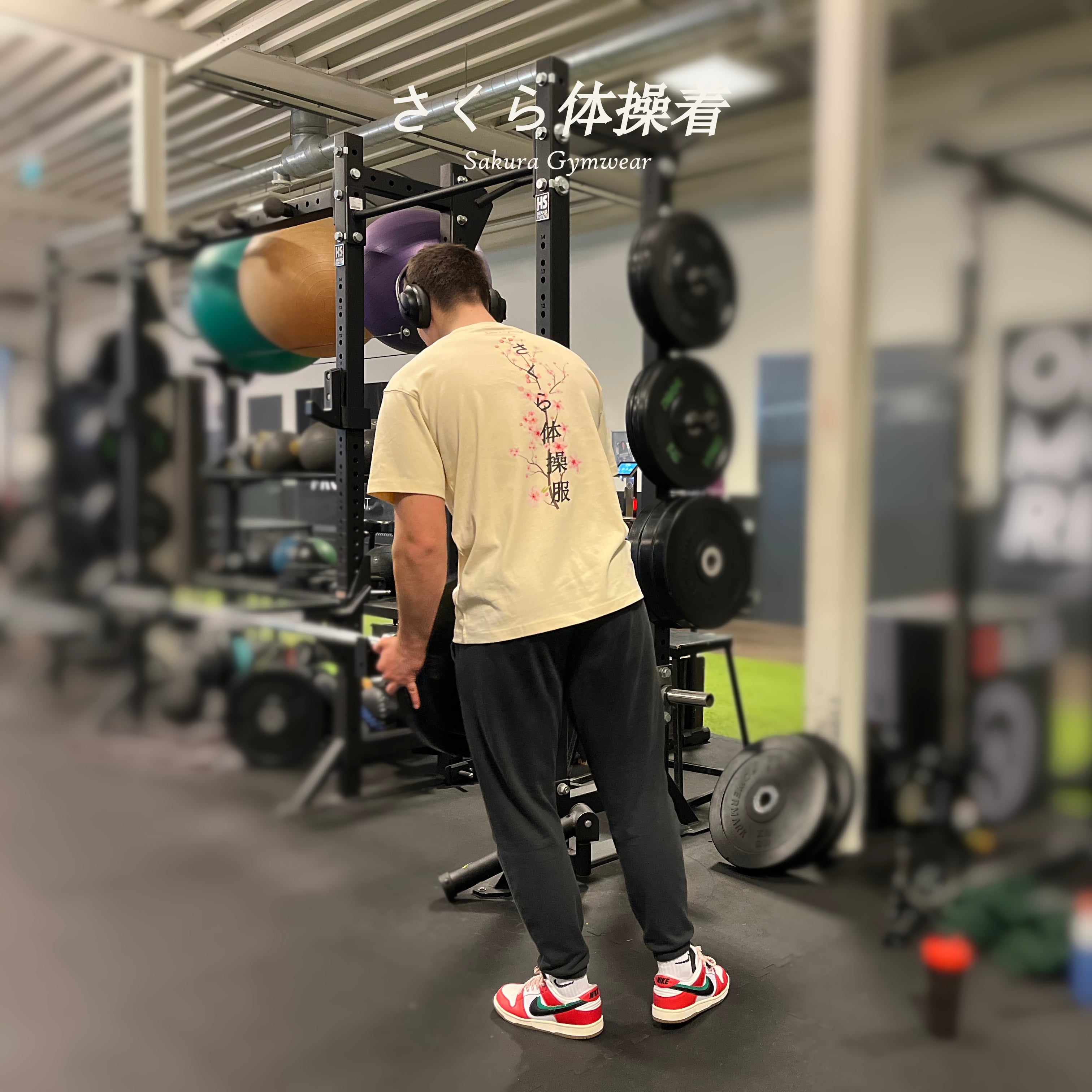 Sakura Gymwear model die oversized Sakura T shirt draagt