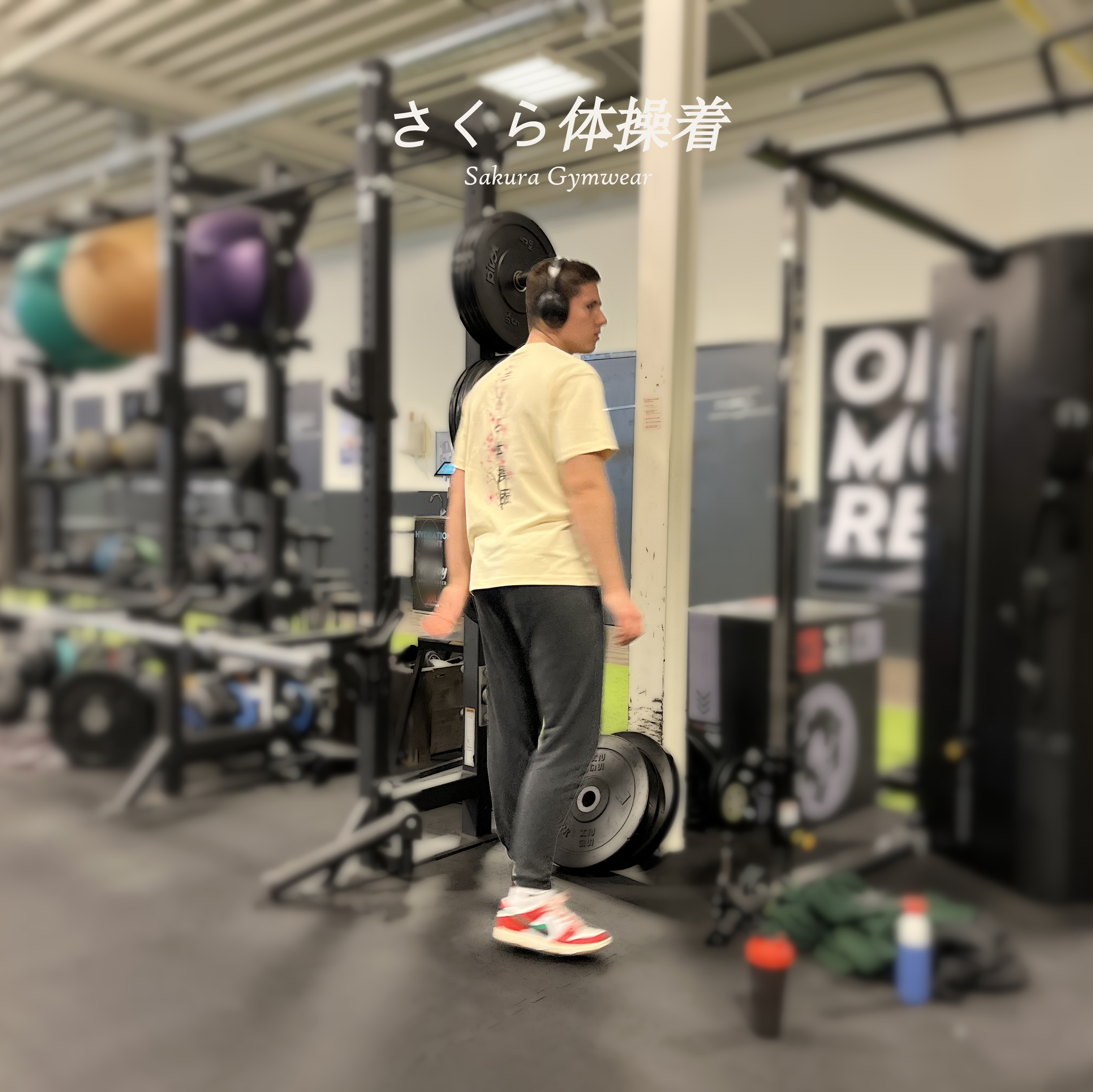 Draaiend model die Sakura Gymwear oversized T-shirt draagt