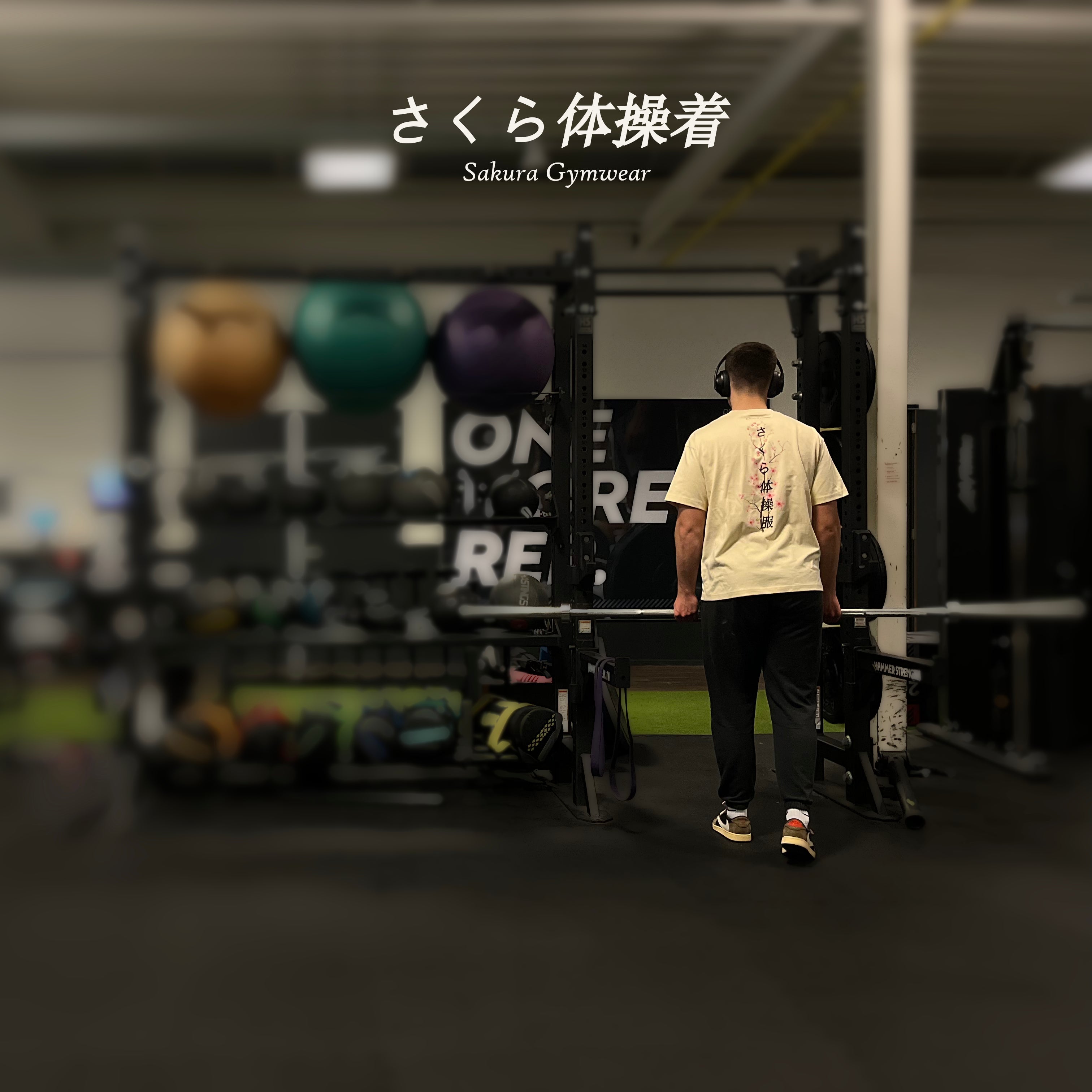 Foto Sakura Oversized T-shirt gedragen door model